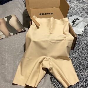 NWT AND BOX never worn SKIMS high rise sculpting shorts size S Color sand